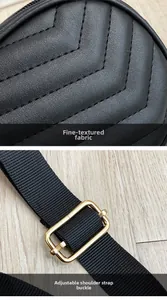 Détail du cuir matelassé à chevrons et bandoulière réglable avec boucle dorée
