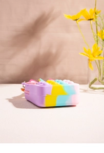 Dettaglio della borsa pop-it in silicone per bambini con bolle colorate e zip metallica