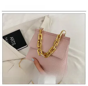 Sac à main rose texture litchi avec poignée chaîne dorée et bandoulière métallique