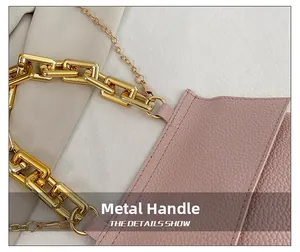 Détail du sac en cuir rose à grain litchi avec une épaisse poignée chaîne dorée