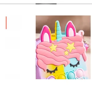Dettaglio borsa pop-it unicorno in silicone arcobaleno con stelle e ciglia per bambini