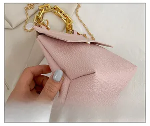 Vue détaillée du sac en cuir rose avec anse chaîne dorée et finitions de couture fines