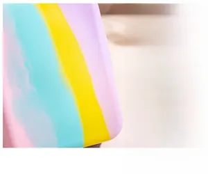 Dettaglio macro del materiale in PVC morbido arcobaleno con strisce diagonali