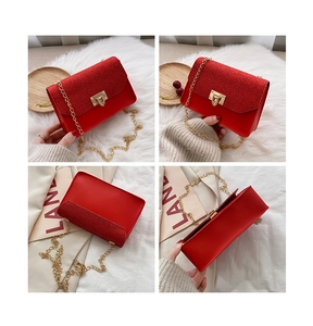 Détails du sac à paillettes rouges avec fermoir doré et bandoulière en chaîne fine