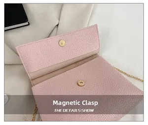 Détail du sac rose grainé montrant le fermoir magnétique et la chaîne dorée