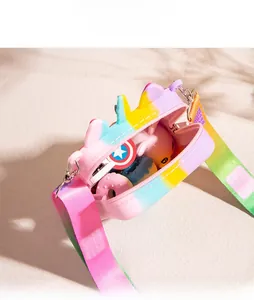 Borsa unicorno arcobaleno in silicone che mostra capacità interna e tracolla