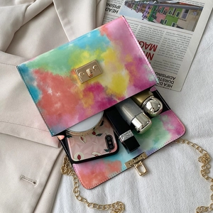 Sac bandoulière coloré tie-dye pour femme avec fermoir doré et chaîne élégante