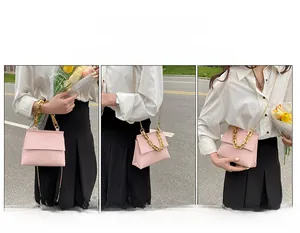 Sac bandoulière rose texture litchi porté de trois façons: main, épaule et bandoulière