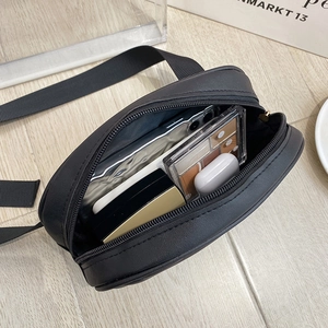 Sac banane matelassé noir pour femme montrant l'espace intérieur pour téléphone et maquillage
