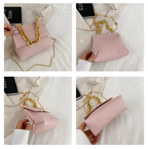 Vues détaillées d'un sac à main rose motif litchi avec chaîne dorée et bandoulière
