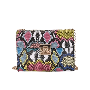 Petit sac bandoulière serpent multicolore avec chaîne dorée et fermoir métallique