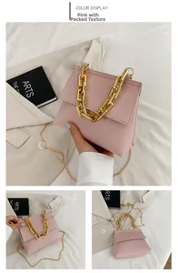 Vue détaillée du sac à main rose à motif litchi avec poignée décorative en chaîne dorée