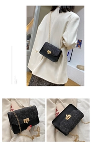 Détail du sac en similicuir noir avec rabat à paillettes colorées et chaîne dorée