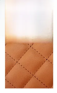 Gros plan du sac à main en cuir marron avec surpiqûres classiques en losanges et texture