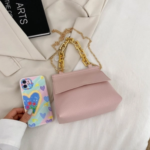 Sac à main rose texture litchi avec poignée chaîne dorée et bandoulière amovible