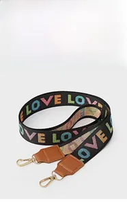 Détail de la bandoulière large en nylon brodé LOVE avec attaches en cuir et métal