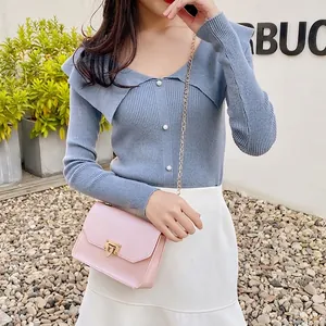 Mini borsa quadrata da donna in pelle rosa con tracolla a catena dorata su modella