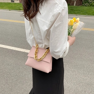 Sac bandoulière rose texture litchi avec poignée en chaîne dorée et bandoulière métal