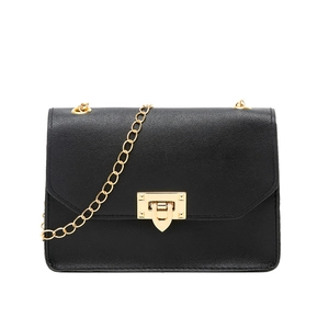 Piccola borsa quadrata nera classica da donna con catena dorata e pelle martellata
