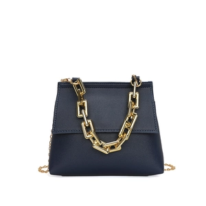 Sac à main trapèze bleu marine pour femme avec texture cuir et anses en chaîne dorée