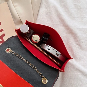 Mini sac bandoulière à paillettes rouges et noires avec chaîne dorée et doublure rouge