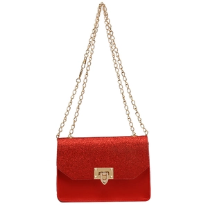 Mini sac à bandoulière rouge avec paillettes et fermoir doré sur fond blanc pur