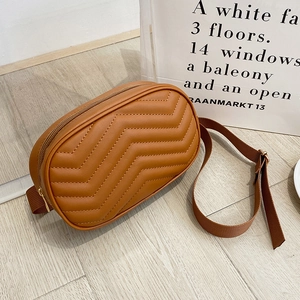 Sac banane chic marron avec surpiqûres chevron et sangle réglable pour femme