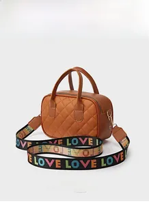 Détail du sac à main marron matelassé avec bandoulière large imprimée LOVE coloré