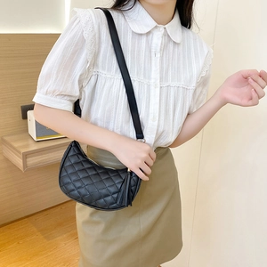 Sac sous le bras croissant noir matelassé avec motif losange et détail gland