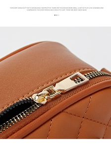 Gros plan sur la texture cuir matelassé marron et le zip en métal doré de ce sac à main