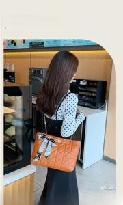 Sac à main matelassé orange en cuir PU avec foulard en soie et chaîne dorée chic
