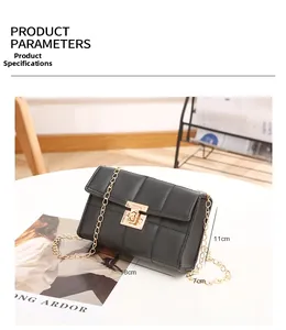 Détail du petit sac noir matelassé avec dimensions 18x11x7cm et fermoir doré chic
