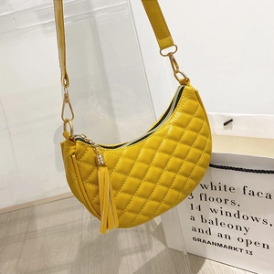 Sac hobo matelassé jaune en similicuir avec pompon à fermeture éclair et détails dorés