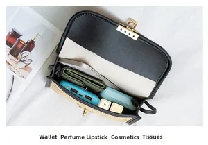 Detalle del interior del bolso trenzado mostrando espacio para móvil, cartera y cosmética