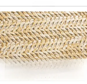 Primer plano de la textura de paja tejida y el patrón de espiga en un bolso bandolera