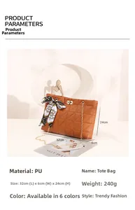 Détail du sac cabas en PU marron avec matelassage losange, foulard et chaîne dorée