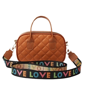 Sac à main matelassé marron avec large bandoulière LOVE colorée et finitions dorées