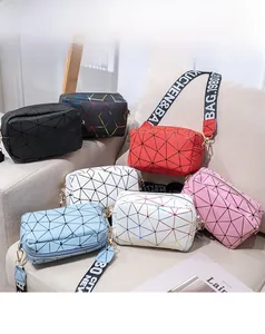 Plusieurs sacs à bandoulière géométriques de différentes couleurs sur un canapé