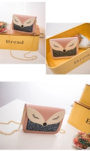 Dettaglio borsa a volpe rosa con paillettes glitterate e catena dorata per ragazze