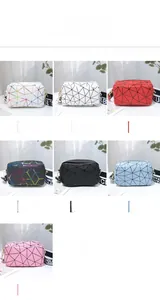 Détails de sacs géométriques en sept couleurs avec des bandoulières à lettres mode