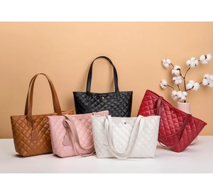 Borse tote in ecopelle trapuntata in cinque colori con ricami classici e manici superiori