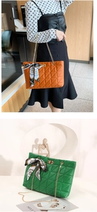 Sac à chaîne en cuir matelassé avec broderie triangulaire et foulard en soie