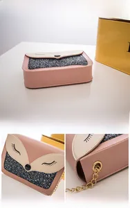 Dettagli della borsa a volpe rosa con inserti glitterati e tracolla a catena dorata