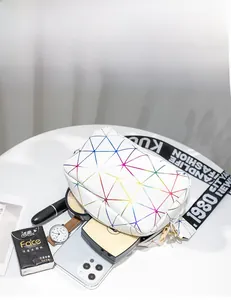 Intérieur spacieux du sac bandoulière blanc pour téléphone et cosmétiques