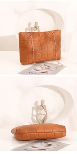 Détails du sac fourre-tout matelassé en cuir PU caramel avec bandoulière en chaîne dorée