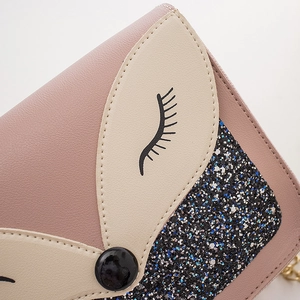 Borsa a tracolla rosa a forma di volpe con paillettes e catena dorata elegante