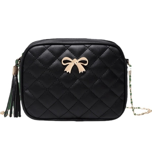 Borsa a tracolla trapuntata nera con fiocco dorato e nappa decorativa stile elegante