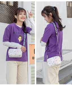 Vue détaillée du mini sac carré en cuir PU blanc avec motifs géométriques et bandoulière large