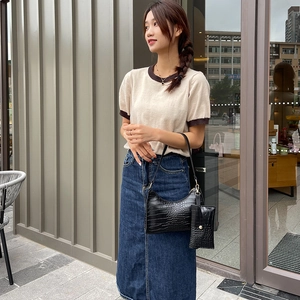 Fashionable black crocodile embossed shoulder bag set with gold hardware and small pouch