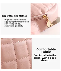 Détail d'un sac en cuir PU rose avec motif à losanges et fermeture éclair métallique